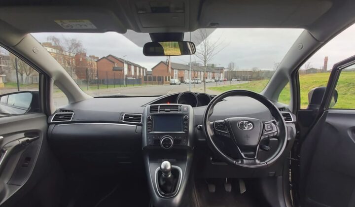 سيارة للبيع Toyota Verso 7