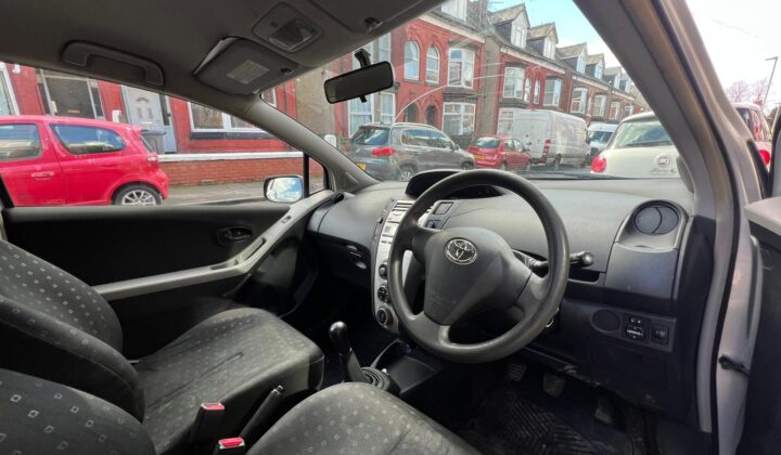 سيارة للبيع تويوتا يارس سيلفر