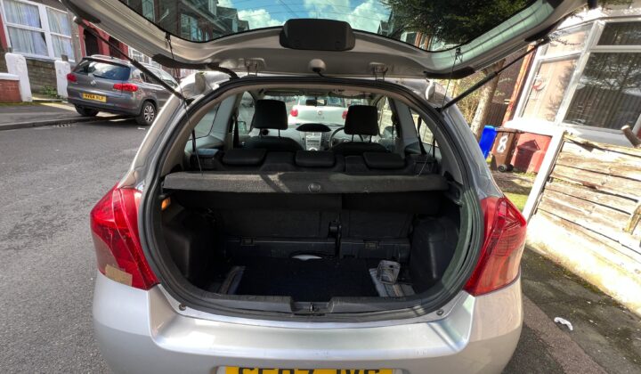 سيارة للبيع تويوتا يارس سيلفر