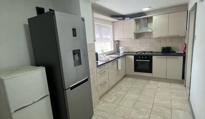 غرفة واحدة متاحة في منزل مشترك