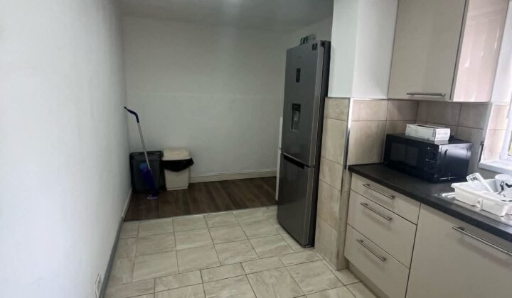 غرفة واحدة متاحة في منزل مشترك