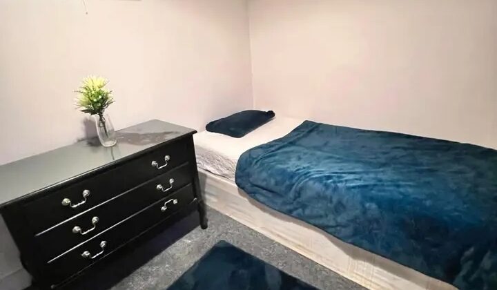 🛏️ غرفة متاحة للإيجار