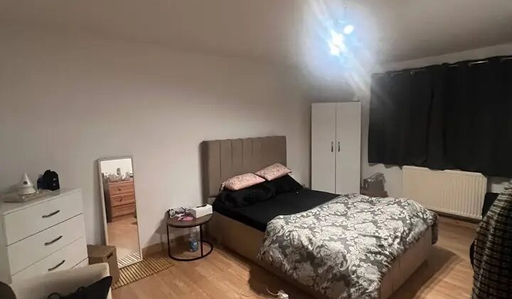 🛏️ غرفة ثلاثية للإيجار