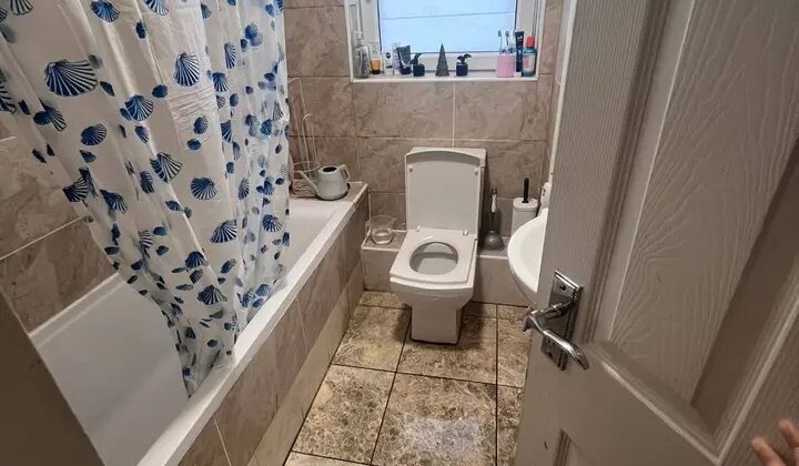 🛏️ غرفة ثلاثية للإيجار