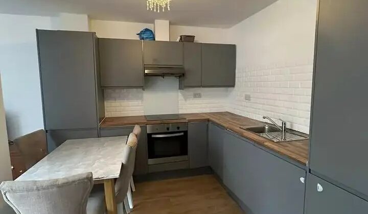 غرفة في شقة للإيجار – رومفورد